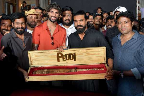 ఫోటోలు : ‘పెద్ది’ సెట్స్‌లో రామ్ చరణ్‌ను కలిసిన క్రికెటర్ తిలక్ వర్మ