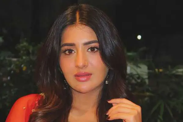 కొత్త ఫోటోలు : రాశి సింగ్