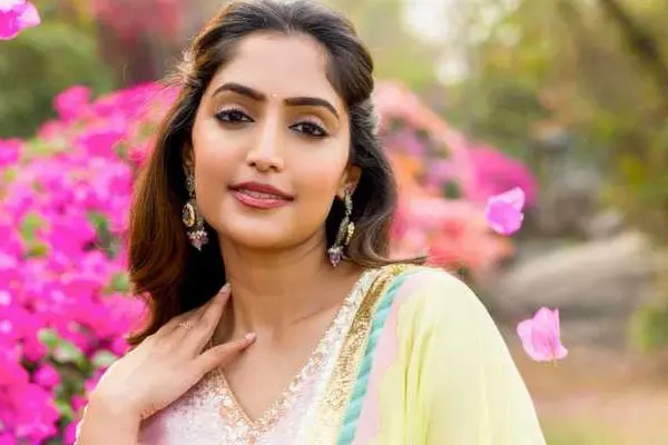 కొత్త ఫోటోలు : రెబా మోనికా జాన్