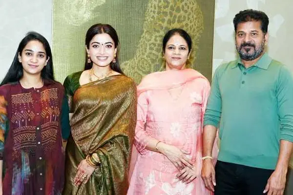 ఫోటోలు: హైదరాబాద్‌లో సీఎం రేవంత్ రెడ్డి కుటుంబాన్ని కలిసిన రష్మిక మందన్న
