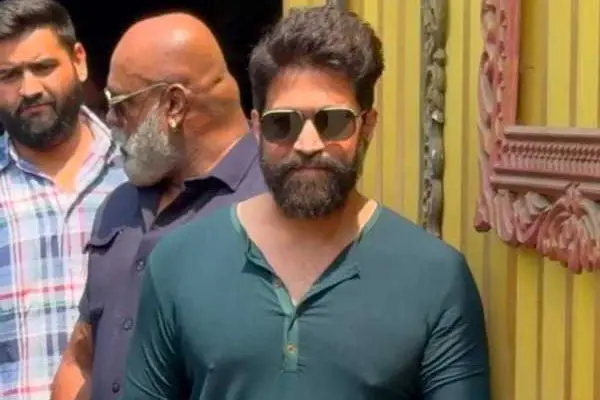 ఫోటోలు : ముంబైలో స్టైలిష్ ఎంట్రీ ఇచ్చిన ‘టాక్సిక్’ స్టార్ యష్