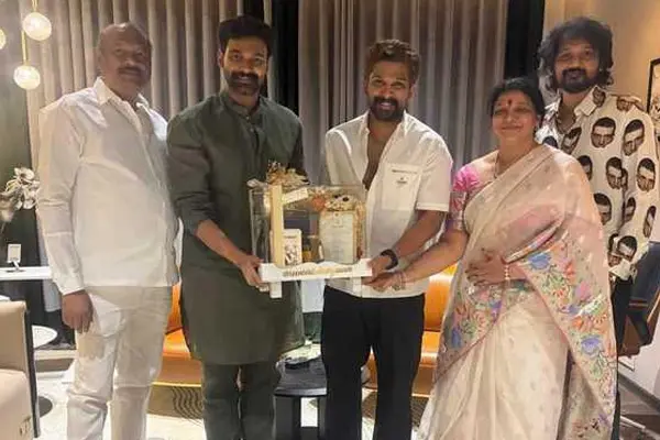 ఫోటోలు: ప్రముఖులకు పెళ్లి పత్రికలు అందజేస్తున్న ఆనంద క్షణాల్లో బెల్లంకొండ శ్రీనివాస్ కుటుంబం