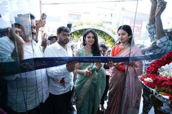 మానస వారణాసి చేతుల మీదుగా నెల్లూరులో లాడియా (LADIA) డైమండ్ షోరూమ్ ప్రారంభం 1 LADIA Store in Nellore