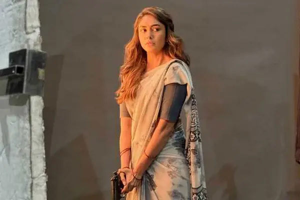 ఆన్-సెట్ స్టిల్స్: డాకోయిట్ నుండి మృణాల్ ఠాకూర్