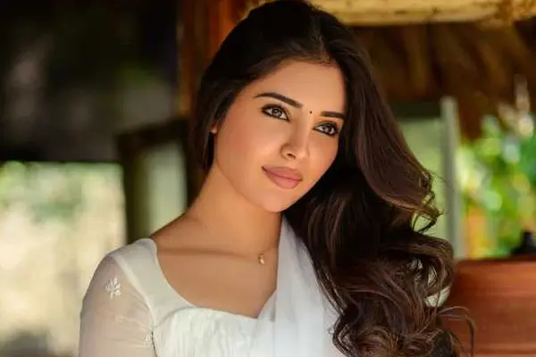 కొత్త ఫోటోలు : కుషిత కల్లాపు