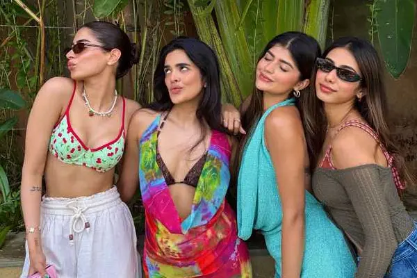 ఫోటోలు : ఖుషీ కపూర్ మరియు అంజినీ ధావన్ స్నేహితులతో కలిసి స్టైలిష్ వీకెండ్ విహారయాత్ర