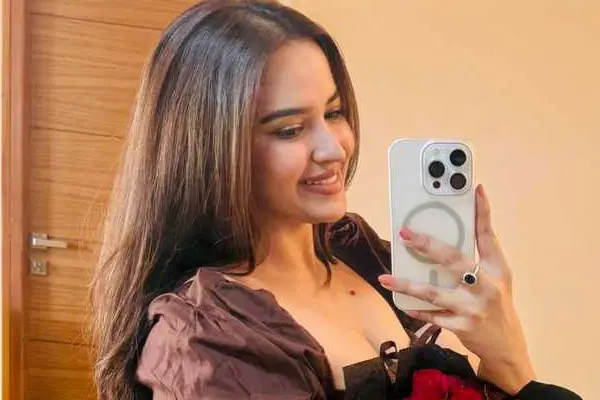 ఫోటోలు : సిజ్లింగ్ పూజిత పొన్నాడ