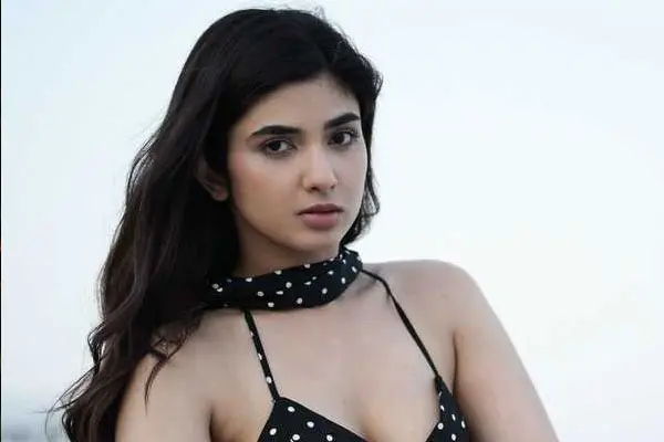 ఫోటోలు : గ్లామరస్ ప్రజ్ఞా నాగ్రా