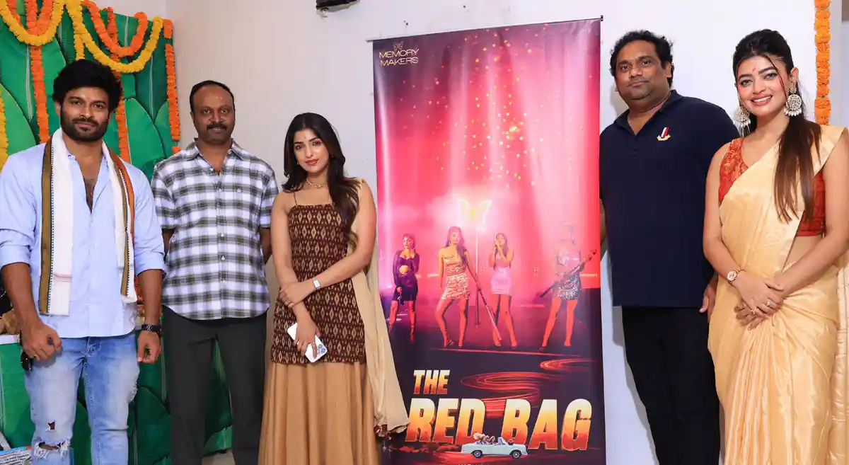 ఓ బ్యాగ్ చుట్టూ తిరిగే కథ.. 'ది రెడ్ బ్యాగ్' ఫస్ట్ లుక్ చూశారా? 1 red