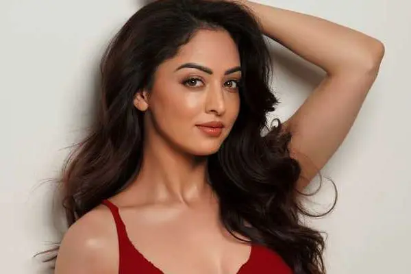 గ్లామరస్ పిక్స్: సందీప ధర్