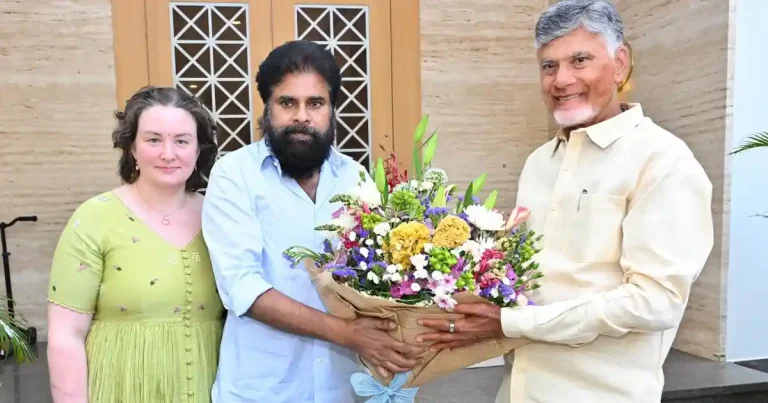 ఫోటోలు : సర్జరీ తర్వాత పవన్ కళ్యాణ్‌ను కలిసిన సీఎం చంద్రబాబు