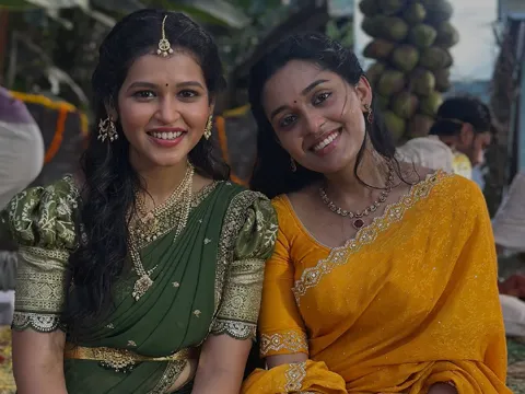 లొకేషన్ స్టిల్స్: గోదారి గట్టుపైన సెట్స్ నుంచి నిధి ప్రతాప్