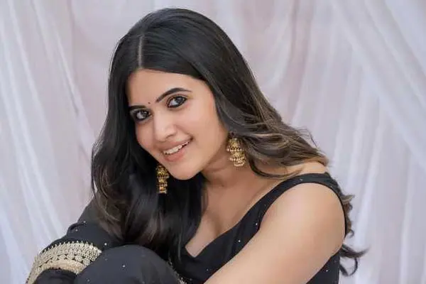 కొత్త ఫోటోలు : స్రవంతి చోకరపు