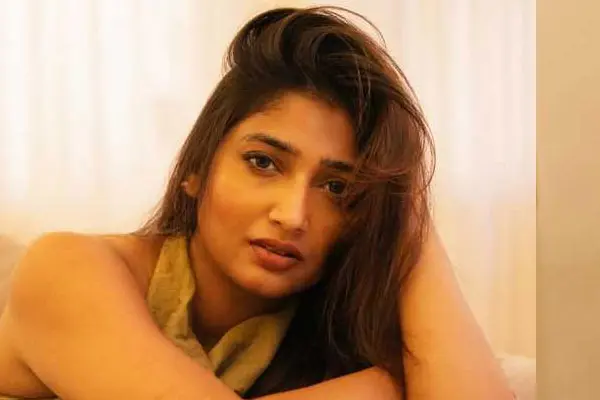 ఫోటోలు : సిజ్లింగ్ ప్రియా వడ్లమాని