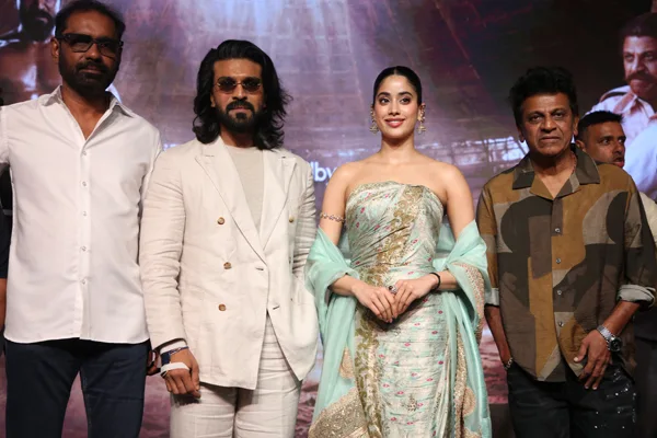 ఫోటోలు : బెంగళూరులో ‘పెద్ది’ గ్రాండ్ ప్రెస్ కాన్ఫరెన్స్