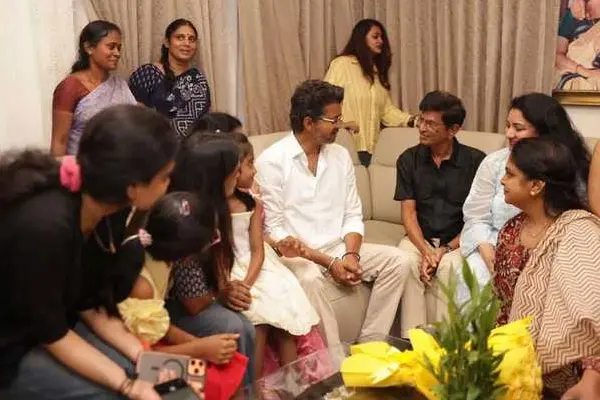 ఫోటోలు : తన కుటుంబ సభ్యులు, అనుచరులతో విజయ్ ఎన్నికల విజయ వేడుక