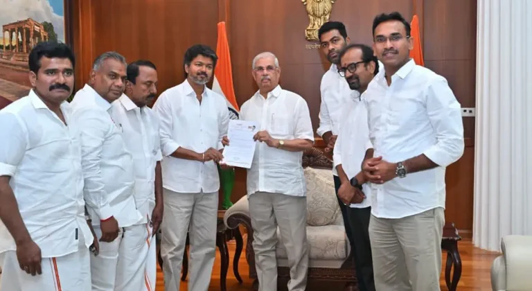 తమిళనాడులో దళపతి శకం: గవర్నర్‌తో విజయ్ భేటీ, రేపే సీఎంగా ప్రమాణం!