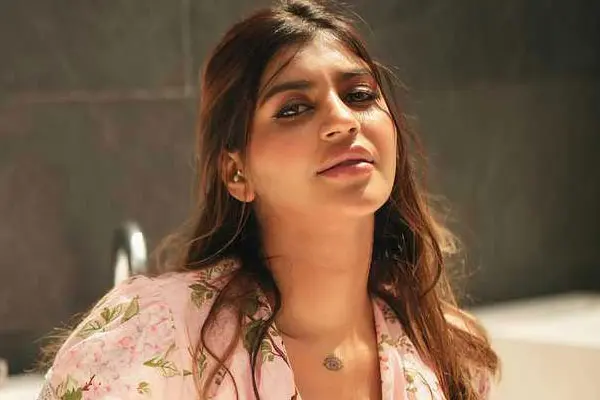 ఫోటోలు: సిజ్లింగ్ యాషికా ఆనంద్