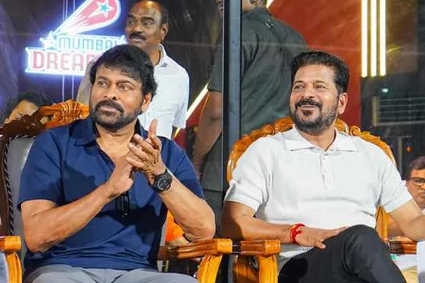 ఫోటోలు: రగ్బీ ప్రీమియర్ లీగ్ ట్రోఫీని అందజేస్తున్న సీఎం రేవంత్ రెడ్డి మరియు చిరంజీవి.