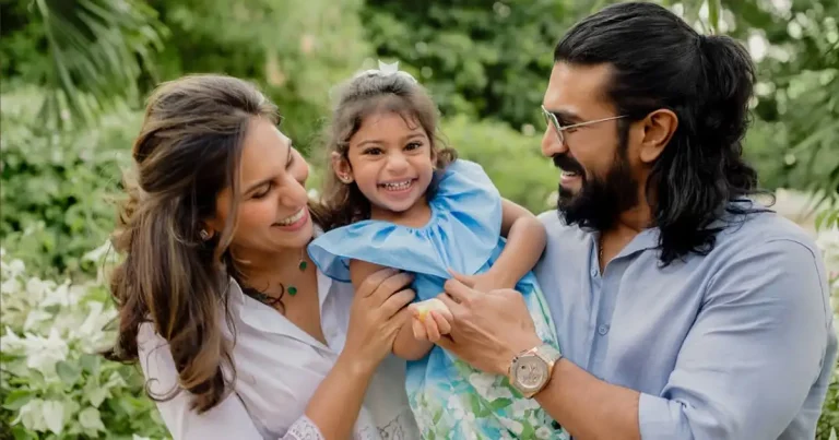ఫోటో మూమెంట్: తమ క్లిం కారాని మొదటి సారి చూపించిన చేసిన చరణ్, ఉపాసన దంపతులు