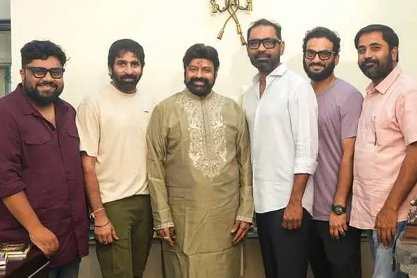 ఫోటోలు: బాలయ్యని కలిసి పుట్టినరోజు ప్రత్యేక శుభాకాంక్షలు తెలిపిన NBK 111 యూనిట్