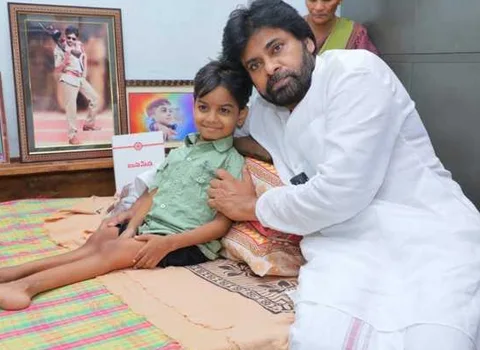 ఫోటోలు: హనుమకొండలో ఒక ధైర్యవంతుడైన యువ అభిమాని కోరికను నెరవేర్చిన పవన్ కళ్యాణ్