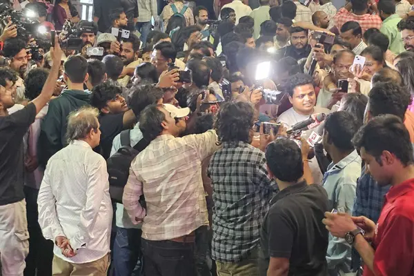 ఫోటోలు : పెద్ది క్రేజ్ – ప్రసాద్స్ మల్టీప్లెక్స్ వద్ద అభిమానుల కోలాహలం 