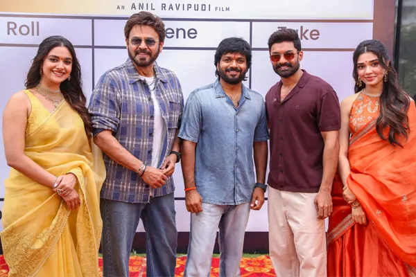ఫోటోలు : ‘వెంకీ-అనిల్ 5’ పూజా కార్యక్రమంలో తళుక్కుమన్న చిత్ర టీమ్