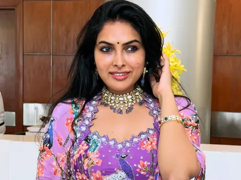 ఫోటోలు : దివి వద్త్య