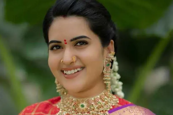 కొత్త ఫోటోలు : స్రవంతి చోకరపు