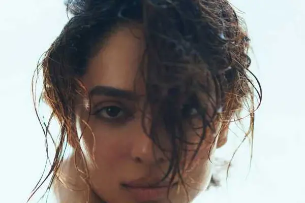 ఫోటోలు : సిజ్లింగ్ శోభితా ధూళిపాళ