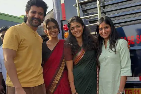 ఆన్-సెట్ పిక్స్: సింగ్ గీతం (అహిల్యా, అయాన్, నాగ్ అశ్విన్)