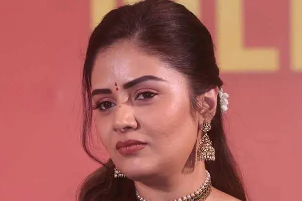 కొత్త ఫోటోలు : శ్రీముఖి