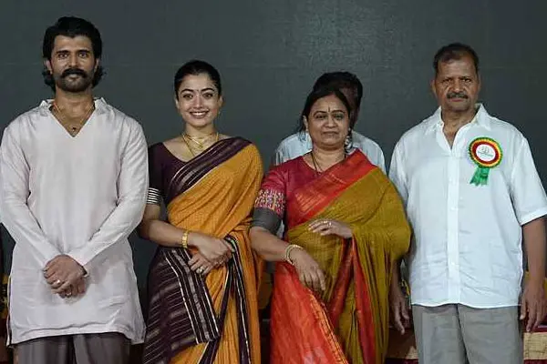ఫోటోలు: దేవరకొండ ఫౌండేషన్ స్కాలర్‌షిప్ ఈవెంట్‌లో విజయ్ దేవరకొండ మరియు రష్మిక మందన్న