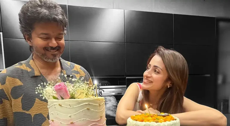 ఫోటో మూమెంట్: విజయ్ వంక ఓరగా చూస్తూ బర్త్ డే సెలబ్రేట్ చేసిన త్రిష!