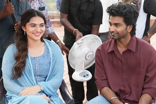 లొకేషన్ స్టిల్స్‌లో: హృదయం మురళి (అథర్వ)