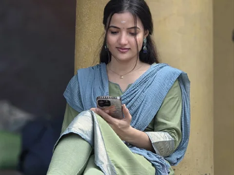 ఆన్-లొకేషన్ స్టిల్స్: చెన్నై లవ్ స్టోరీ నుండి సిరి హనుమంతు