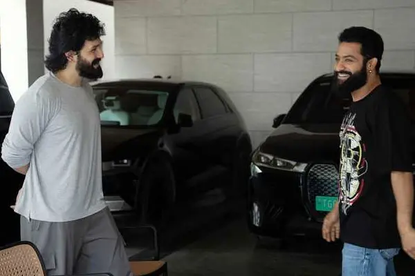 ఫోటోలు : అఖిల్ అక్కినేని ‘లెనిన్’ చిత్రానికి జూ.ఎన్టీఆర్ పవర్‌ఫుల్ వాయిస్ ఓవర్
