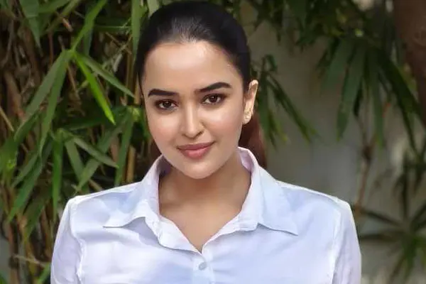 ఫోటోలు: పోలీస్ లుక్‌లో పూజిత పొన్నాడ