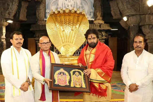 ఫోటోలు: తిరుమల ఆలయంలో పవన్ కళ్యాణ్ ప్రత్యేక పూజలు