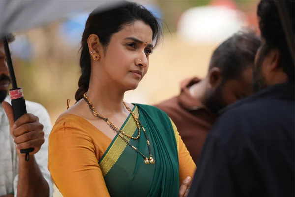షూటింగ్ దృశ్యాలు: ‘ఇరుముడి’ సెట్స్‌లో ప్రియా భవాని శంకర్