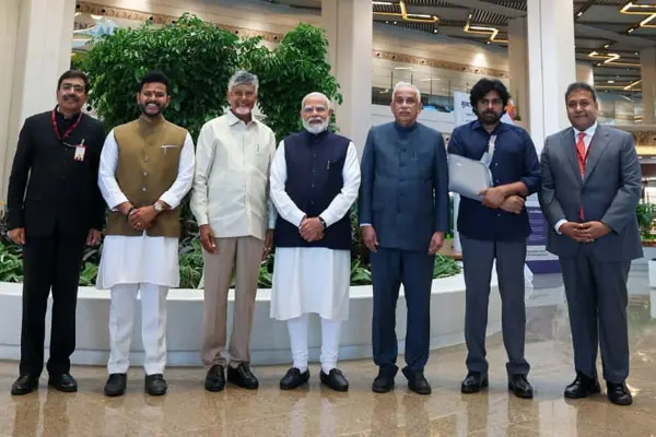 ఫోటోలు :  వైజాగ్ విమానాశ్రయ ప్రారంభోత్సవంలో ఒకే వేదికపై ప్రధాని మోదీ, చంద్రబాబు నాయుడు మరియు పవన్ కళ్యాణ్