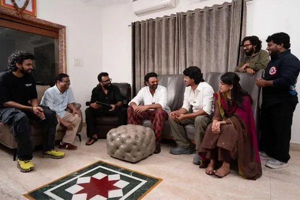 ఫోటోలు: ‘రోమాంచకం’ బృందానికి మద్దతు తెలిపిన ప్రభాస్